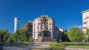 Giuseppe Verdi, heykeli önünde Casa Verdi timelapse hyperlapse Milan, İtalya