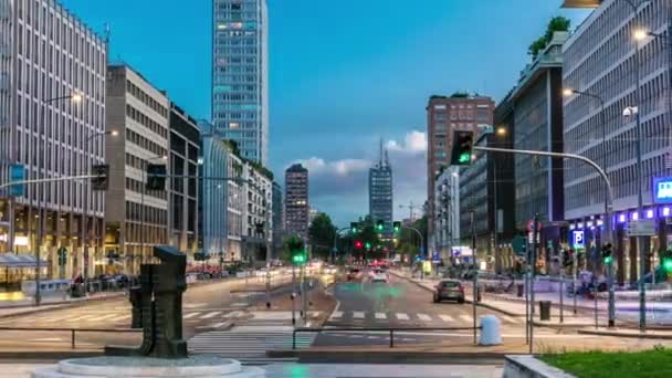 Evening in business part of city Milan located on the Vittor Pisani Street Via Vittor Pisani day to night timelapse — Stock Video