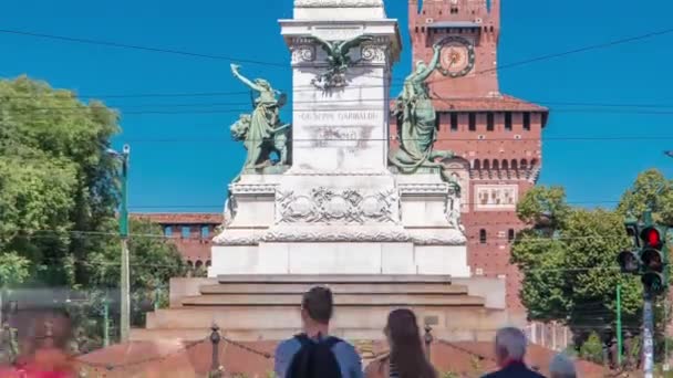Giuseppe Garibaldi emlékmű és a Sforza kastély - Castello Sforzesco timelapse, Milánó, Olaszország — Stock videók