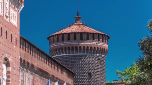 Główne wejście do zamku Sforzów i wieża - timelapse Castello Sforzesco, Mediolan, Włochy — Wideo stockowe