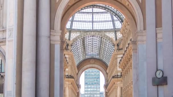 Inngang til Galleria Vittorio Emanuele II tidapse . – stockvideo