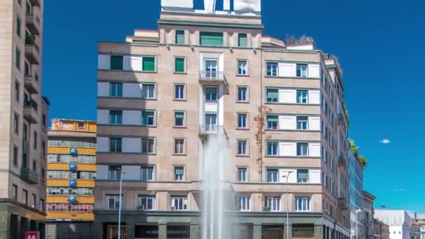 Знаменитая модная площадь Милано Пьяцца Сан-Бабила с фонтаном . — стоковое видео