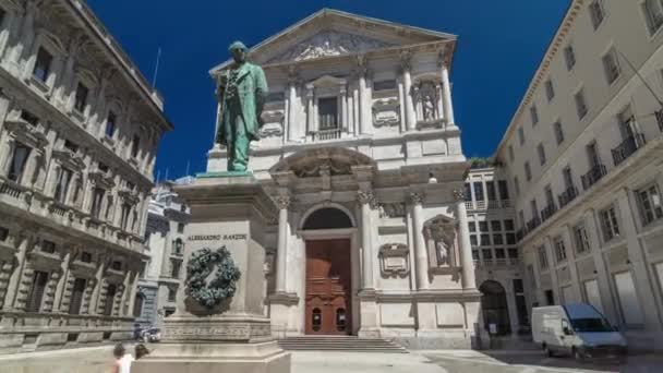 Chiesa di San Fedele con Alessandro Manzoni Iperlasso timelapse Statua — Video Stock