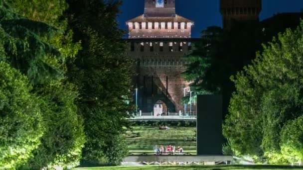 Vista nocturna del gran parque central Parco Sempione timelapse en Milán, Italia. El Castillo de Sforza en el fondo . — Vídeo de stock