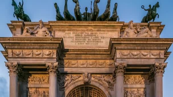 Arco della Pace in Piazza del Sempione da giorno a notte. È un arco di trionfo neoclassico — Video Stock