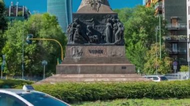 Giuseppe Verdi, heykeli önünde Casa Verdi timelapse Milan, İtalya