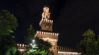 Ana giriş Sforza Kalesi ve tower - Castello Sforzesco gece timelapse hyperlapse, Milan, İtalya