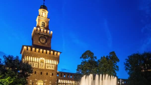 Główne wejście do zamku Sforzów i wieża - Castello Sforzesco dzień do nocy timelapse, Mediolan, Włochy — Wideo stockowe