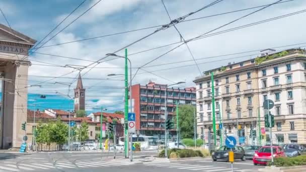 Vista de rua na cidade de Ticinese portão e eléctrico timelapse em Milão . — Vídeo de Stock