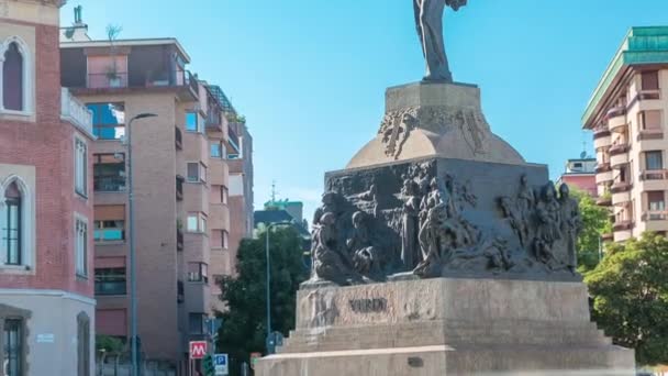 Статуя Джузеппе Верди, в передней части Casa Verdi Timelapse Милан, Италия — стоковое видео