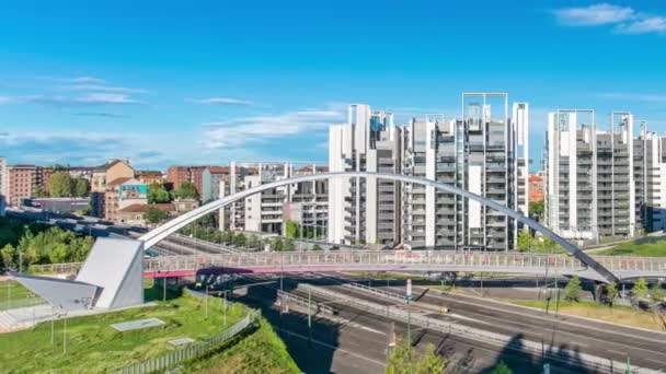 Moderne bro og bygninger i det nye området Portello tidapse, Milano, Italia – stockvideo