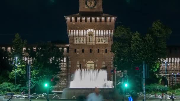 Hoofdingang van het Sforza kasteel en toren - Castello Sforzesco nacht timelapse, Milan, Italië — Stockvideo