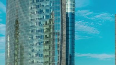 Porta Nuova iş bölgesi timelapse Milan, İtalya, gün batımında içinde modern gökdelenler ile Milan manzarası.