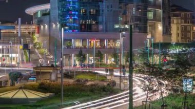 Porta Nuova 'da modern gökdelenleri olan Milan gökdelenleri Milano, İtalya' da gece zaman çizelgesi