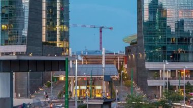 Porta Nuova iş bölgesi gün gece timelapse Milan, İtalya, güneş battıktan sonra içinde modern gökdelenler ile Milan manzarası.