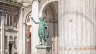 Anıt Roma İmparatoru Constantine için ben San Lorenzo Maggiore Bazilikası'nın önünde Milan ' ın timelapse.