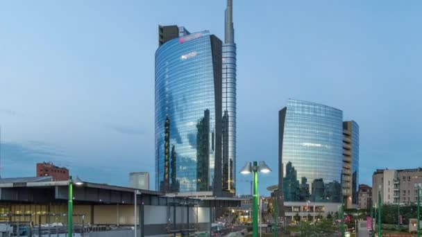 Skyline de Milán con rascacielos modernos en Porta Nuova distrito de negocios día a noche timelapse en Milán, Italia, después de la puesta del sol . — Vídeos de Stock
