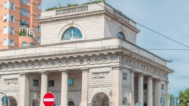 Uma vista de rua de belo marco histórico - Porta Venezia timelapse — Vídeo de Stock