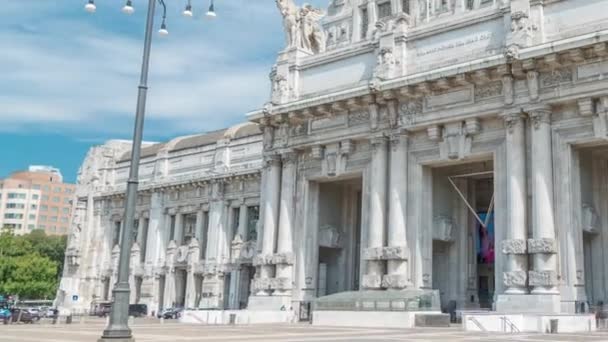 İtalya Milan şehir tren garına Milano Centrale timelapse Piazza Duca daosta içinde olduğunu. — Stok video