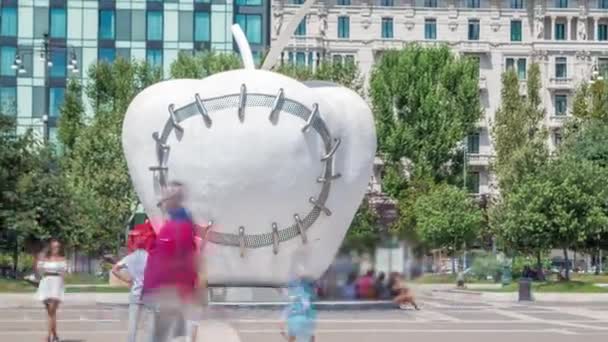 Monumentalne rzeźby reintegracji Apple przed timelapse dworca kolejowego Milans. — Wideo stockowe