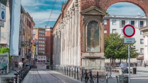 Вид на Колонну Сан-Лоренцо, историческую колоннаду в Милане, Италия — стоковое видео