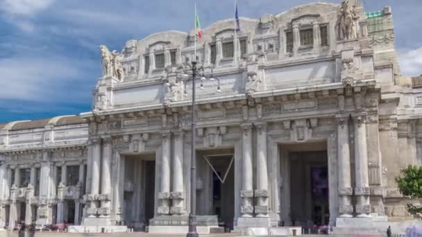 Vooraanzicht van Milaan antieke central railway station timelapse hyperlapse. — Stockvideo