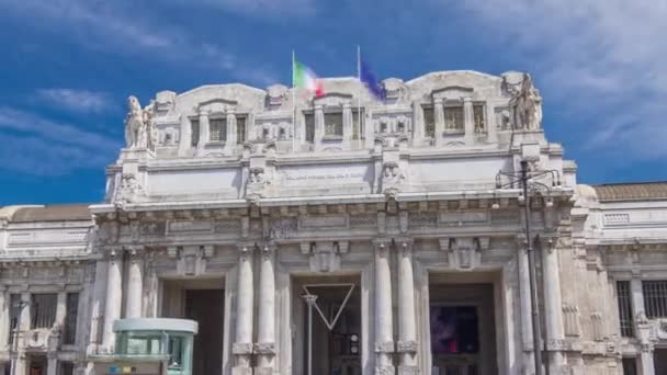 Vista frontal da antiga estação ferroviária central de Milão hyperlapse timelapse . — Vídeo de Stock