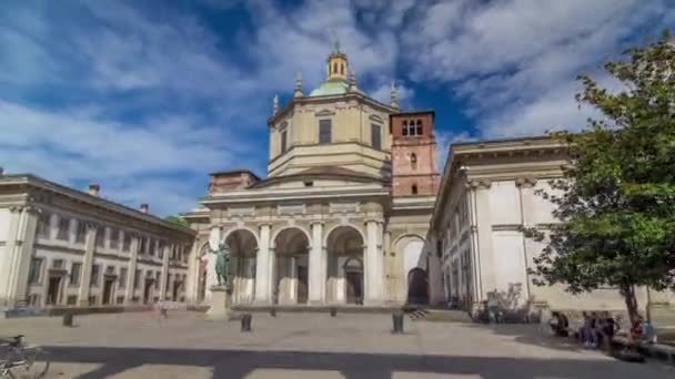 Fachada de San Lorenzo Maggiore Basílica timelapse hiperlapso e estátua de Constantino emperror na frente . — Vídeo de Stock