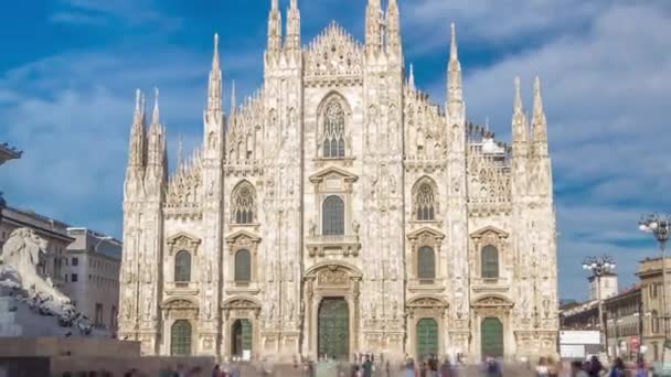 O famoso hiperlapso temporal da Catedral de Milão e monumento a Victor Emmanuel II na Piazza del Duomo em Milão, Itália . — Vídeo de Stock