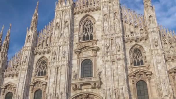 O hiperlapso temporal da catedral Duomo ao pôr-do-sol. Vista frontal com pessoas sentadas nas escadas — Vídeo de Stock