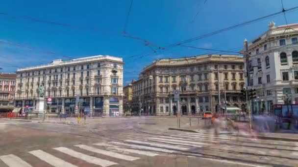 Cordusio Square und Dante Street mit den umliegenden Palästen, Häusern und Gebäuden Zeitraffer-Hyperlapse — Stockvideo