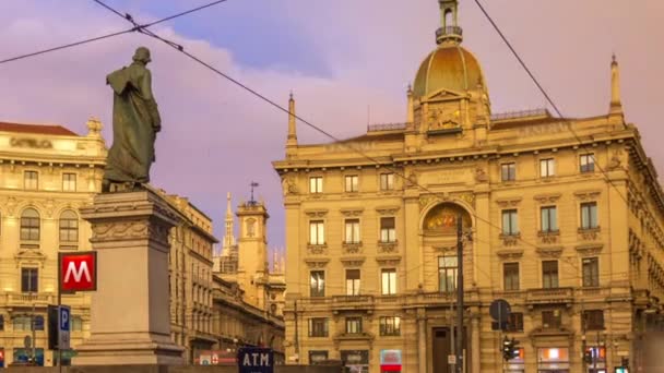 Cordusio Square und Dante Street mit den umliegenden Palästen, Häusern und Gebäuden im Zeitraffer des Sonnenuntergangs — Stockvideo