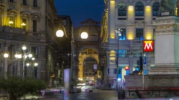 Cordusio Square und Dante Street mit den umliegenden Palästen, Häusern und Gebäuden Tag und Nacht Zeitraffer — Stockvideo