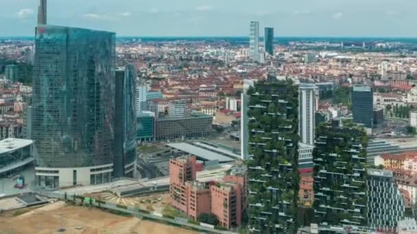 Milan Flygfoto över moderna torn och skyskrapor och järnvägsstationen Garibaldi i business district timelapse — Stockvideo