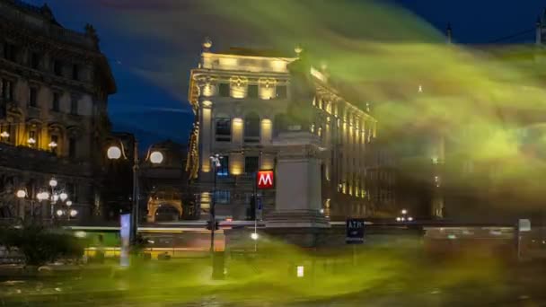 Cordusio Square und Dante Street mit den umliegenden Palästen, Häusern und Gebäuden Tag und Nacht Zeitraffer — Stockvideo