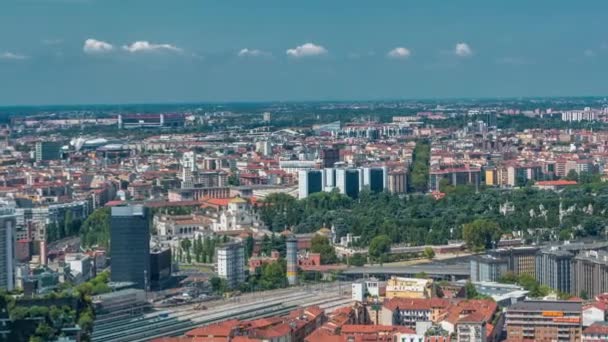 Letecký pohled na Milán obytných budov a hlavního vlakového nádraží v obchodní čtvrti timelapse — Stock video