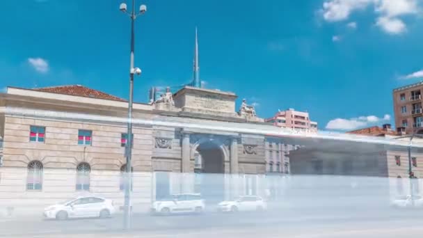 Antiga Porta Garibaldi monumento arco timelapse hiperlapso e edifícios modernos de Porta Garibaldi, em Milão . — Vídeo de Stock