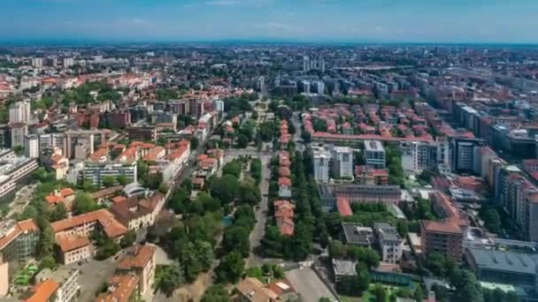Milão vista aérea de edifícios residenciais perto do distrito de negócios timelapse — Vídeo de Stock