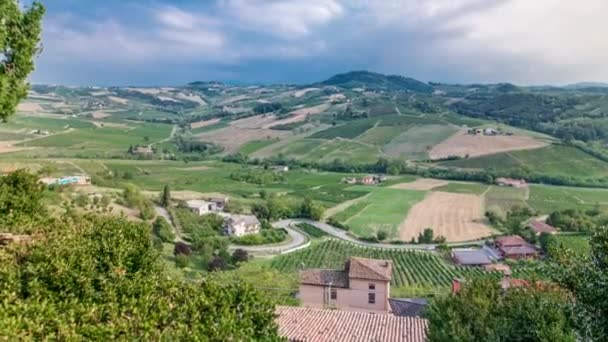 Pohled zelené letní údolí timelapse italské coyntryside s kopce na pozadí — Stock video