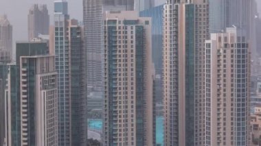 Recidential ile Downtown Dubai şehir silüetinin timelapse, çatı görünümünden kuleleri.