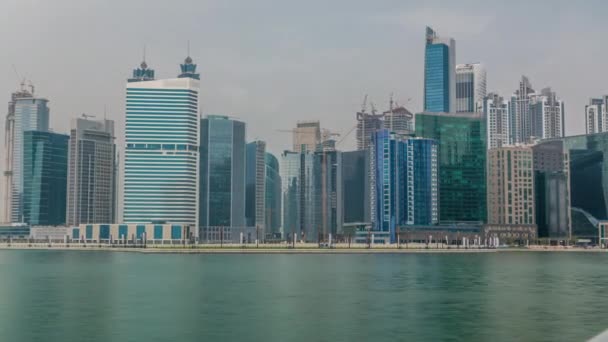 Panoramautsikt över timelapse syn på business bay och centrala området Dubai reflektion i en flod. — Stockvideo