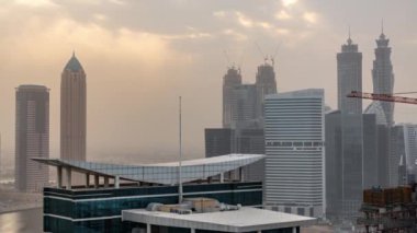 Dubai iş bay towers adlı günbatımı hava timelapse.