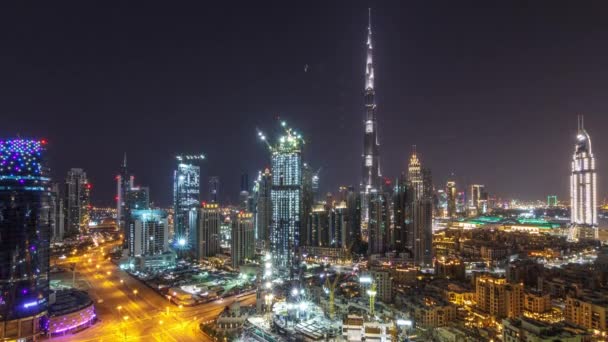 Timelapse du paysage urbain aérien la nuit avec une architecture moderne éclairée dans le centre-ville de Dubaï, Émirats arabes unis . — Video