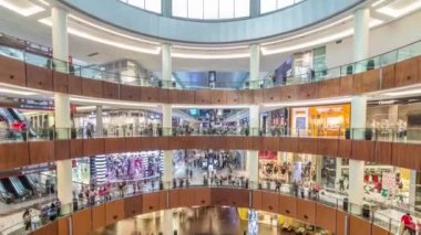 Dubai Mall alışveriş merkezine timelapse üstten görünüm içinde.