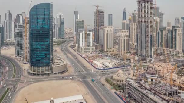 El centro de Dubai y el horizonte de la bahía de negocios con torres recidenciales timelapse, vista desde la azotea . — Vídeos de Stock