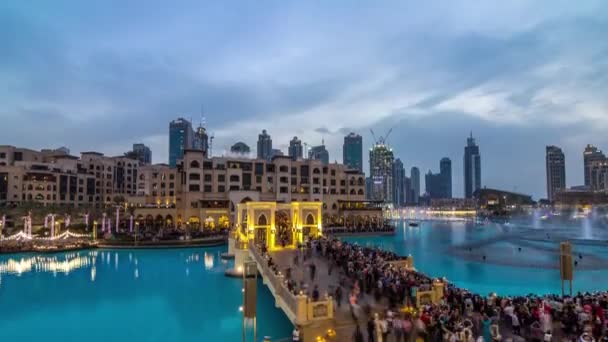 Il ponte vicino alla più grande fontana musicale di Dubai giorno per notte timelapse. Dubai, EAU — Video Stock