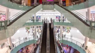 Dubai Mall alışveriş merkezine timelapse üst içinde yürüyen merdiveni göster.