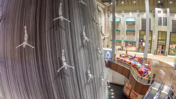 Fonte Gigante com Escultura Voadora de um Mergulhador timelapse no Dubai Mall . — Vídeo de Stock