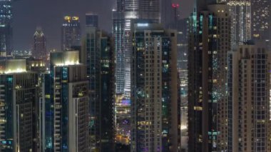 Işıklı modern mimarisi içinde Downtown, Dubai, Birleşik Arap Emirlikleri ile gece hava cityscape timelapse.