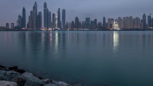 Panorama van moderne wolkenkrabbers in Dubai stad nacht naar dag timelapse van de Palm Jumeirah Island. — Stockvideo
